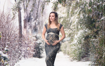 Photographe future maman sous la neige de Paris