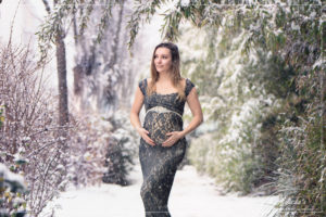 Photographe future maman sous la neige de Paris