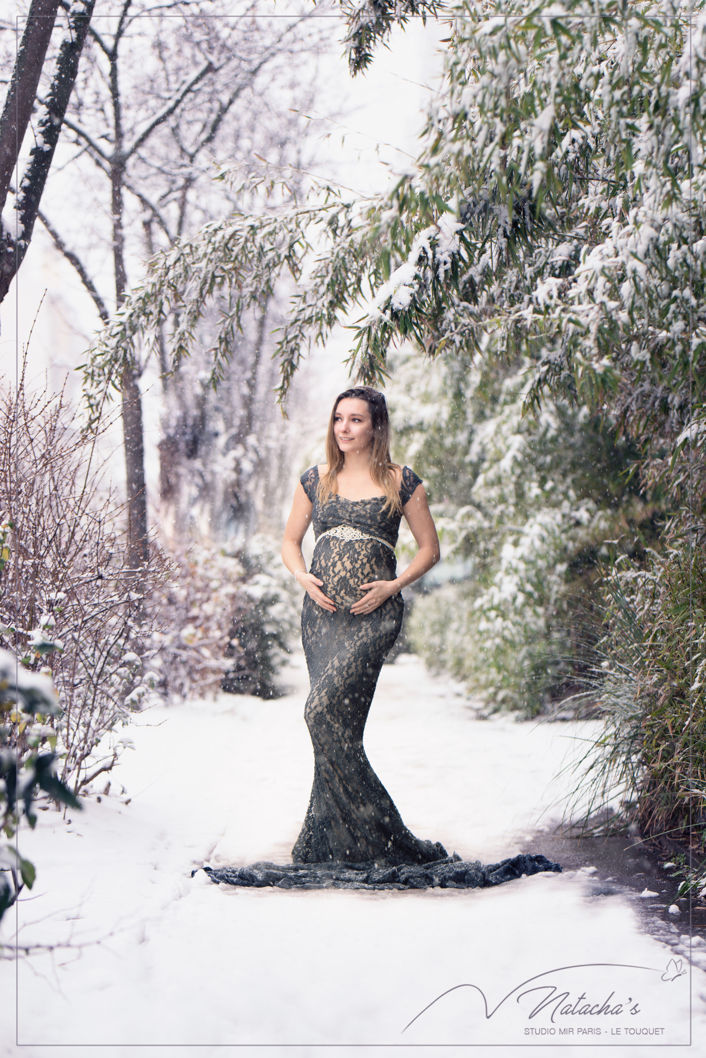 Photographe future maman sous la neige de Paris