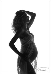 Séance grossesse en noir et blanc dans le Val de Marne 94