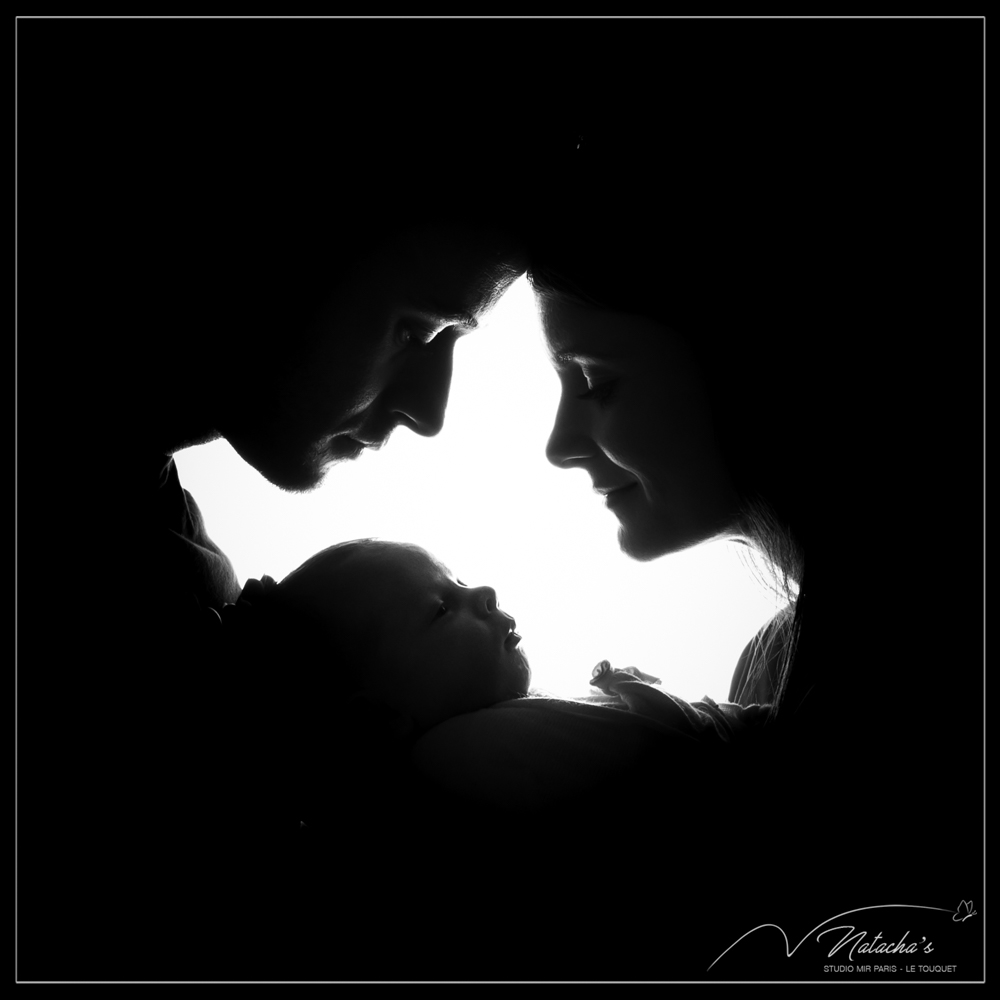 Photographe naissance : Séance photo bébé en contre-jour en noir et blanc en Ile de France