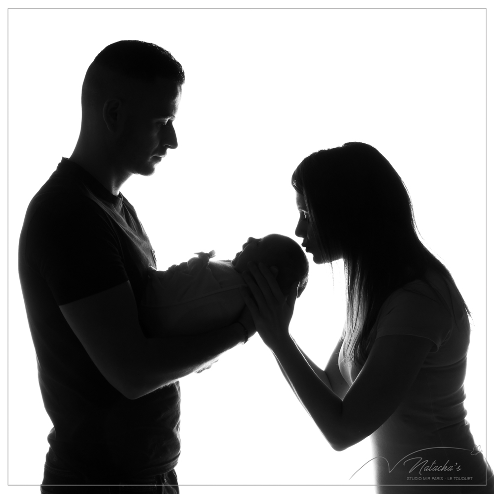 Photographe naissance : Séance photo bébé en contre-jour en noir et blanc en Ile de France