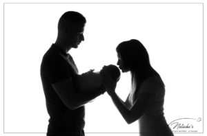 Photographe naissance : Séance photo bébé en contre-jour en noir et blanc en Ile de France