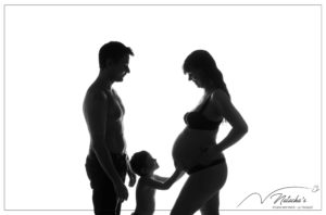 Séance grossesse en famille en contre jour à Saint Maur des Fossés