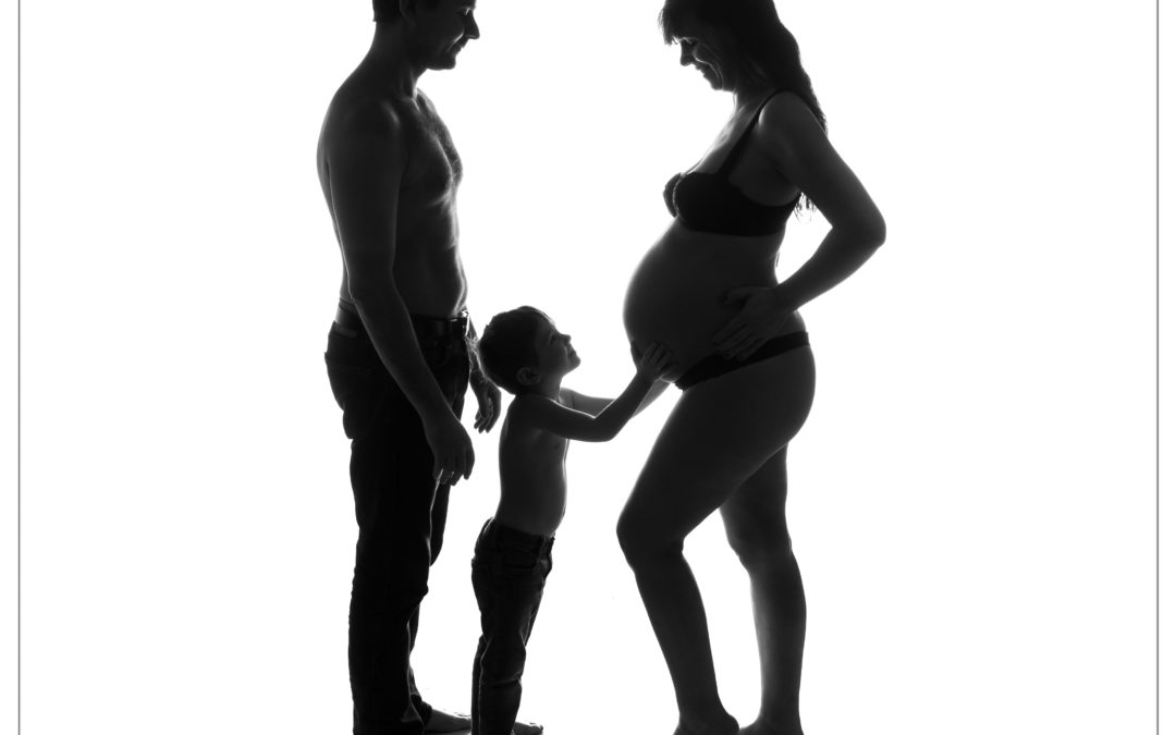 Séance grossesse en famille en contre jour à Saint Maur des Fossés