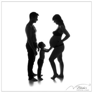 Séance grossesse en famille en contre jour à Saint Maur des Fossés