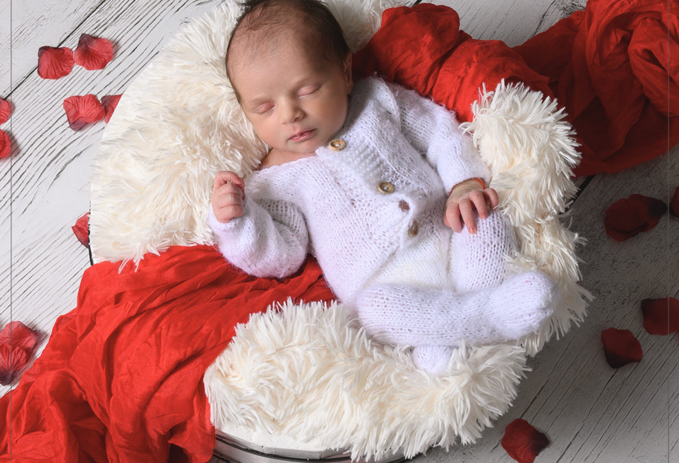Photographe bébé : Séance photo naissance fleuri à Saint Maur des Fossés