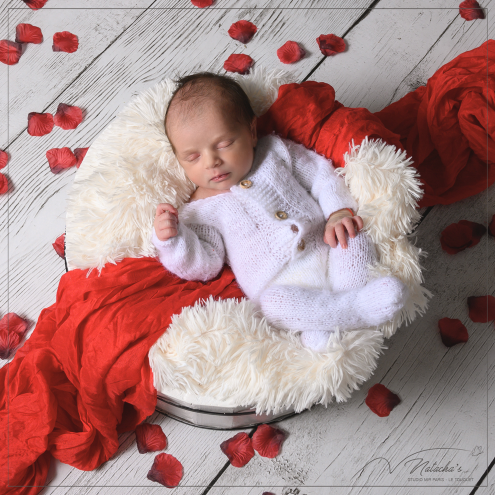 Photographe bébé : Séance photo naissance fleuri à Saint Maur des Fossés