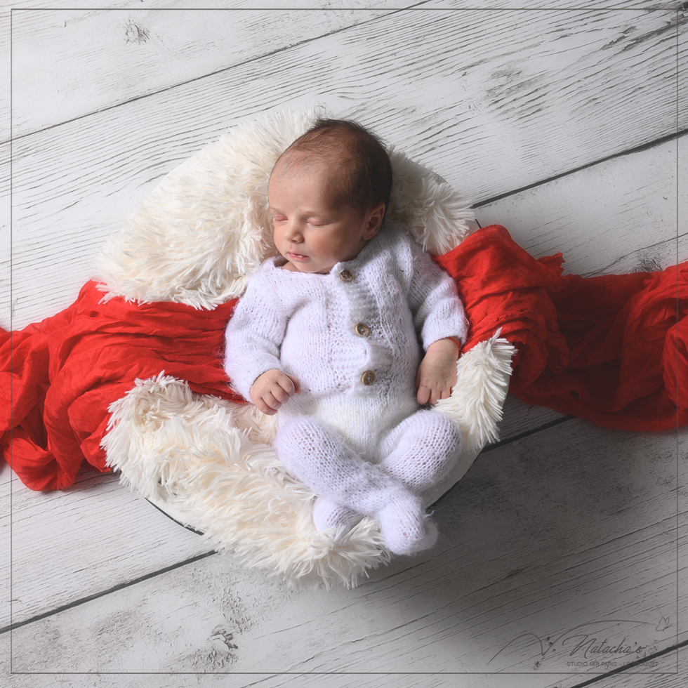 Photographe bébé : Séance photo naissance fleuri à Saint Maur des Fossés