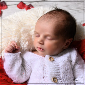 Photographe bébé : Séance photo naissance fleuri à Saint Maur des Fossés