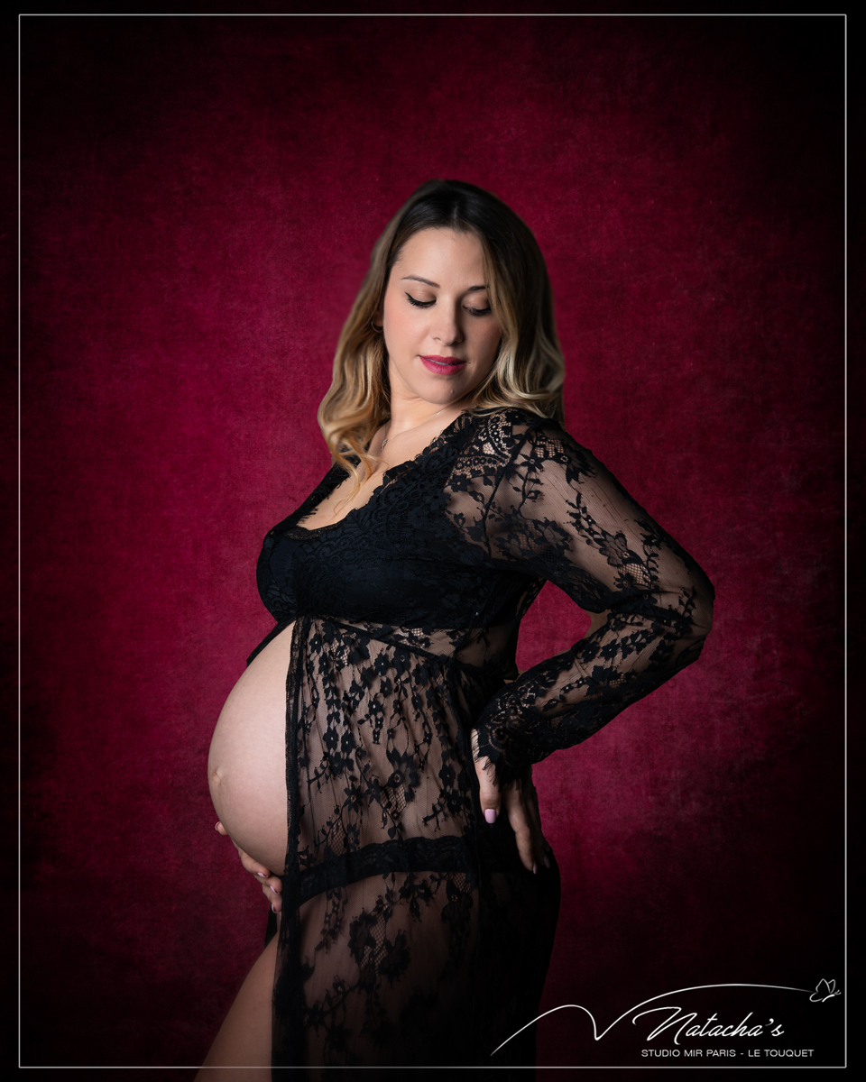 Shooting Grossesse avec robe dentelle sur fond rouge dans le Val de Marne