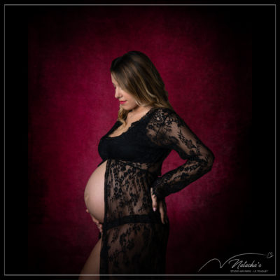 Shooting Grossesse avec robe dentelle sur fond rouge dans le Val de Marne