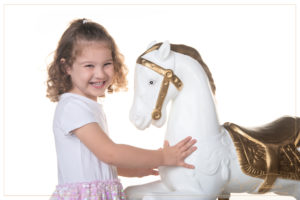 Photographe enfants : séance photo sur licorne magique en studio dans le Val de Marne