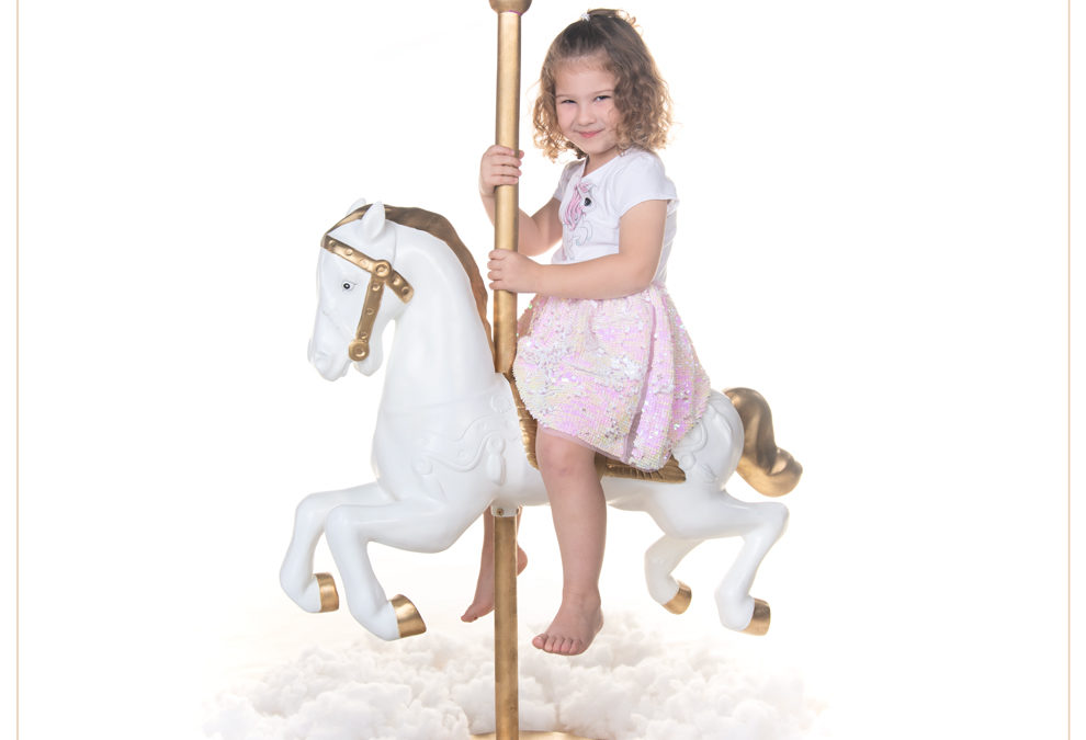 Photographe enfants : séance photo sur licorne magique en studio dans le Val de Marne