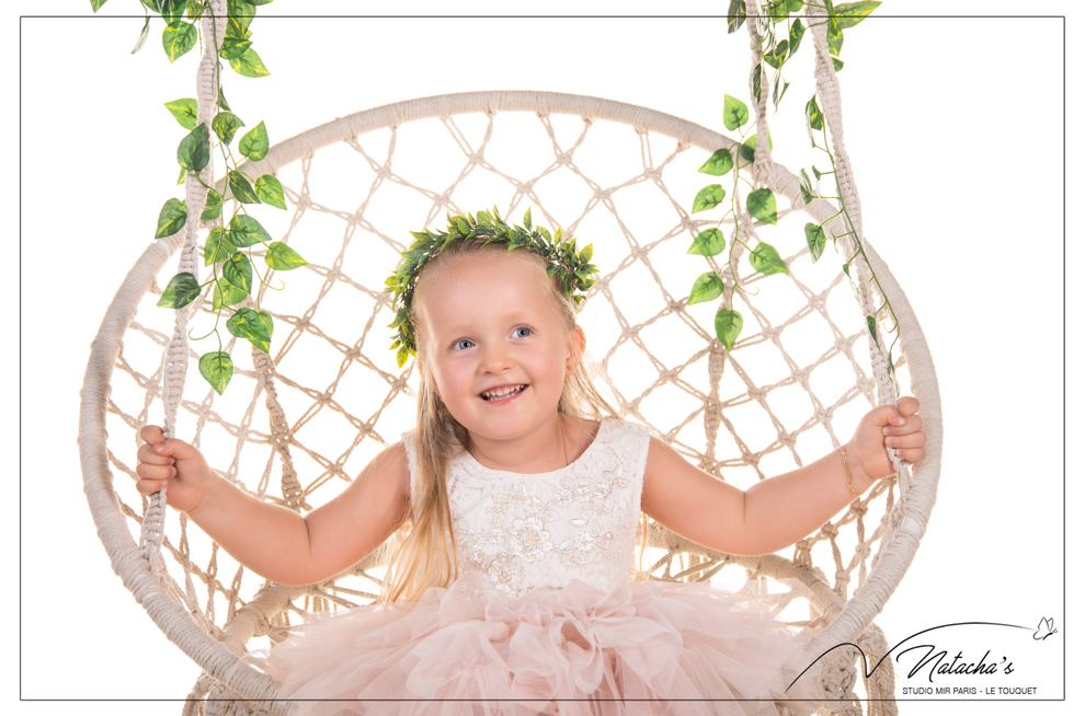 Shooting petite fille avec balançoire en studio photo en Ile-de-France