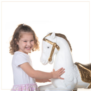 Photographe enfants : séance photo sur licorne magique en studio dans le Val de Marne