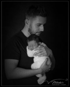 Photographe naissance dans le Val de Marne : bébé avec papa en noir et blanc