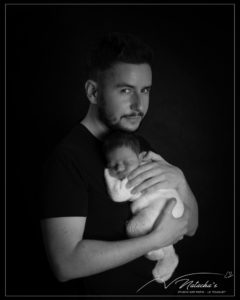 Photographe naissance dans le Val de Marne : bébé avec papa en noir et blanc