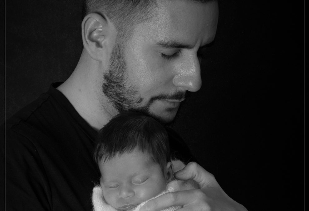 Photographe naissance dans le Val de Marne : bébé avec papa en noir et blanc