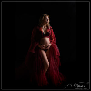 Séance photo future maman en robe rouge dans le Val de Marne