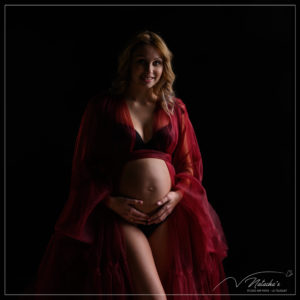 Séance photo future maman en robe rouge dans le Val de Marne