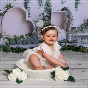 Séance photo bébé avec des fleurs en studio dans le Val de Marne