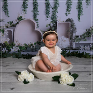 Séance photo bébé avec des fleurs en studio dans le Val de Marne