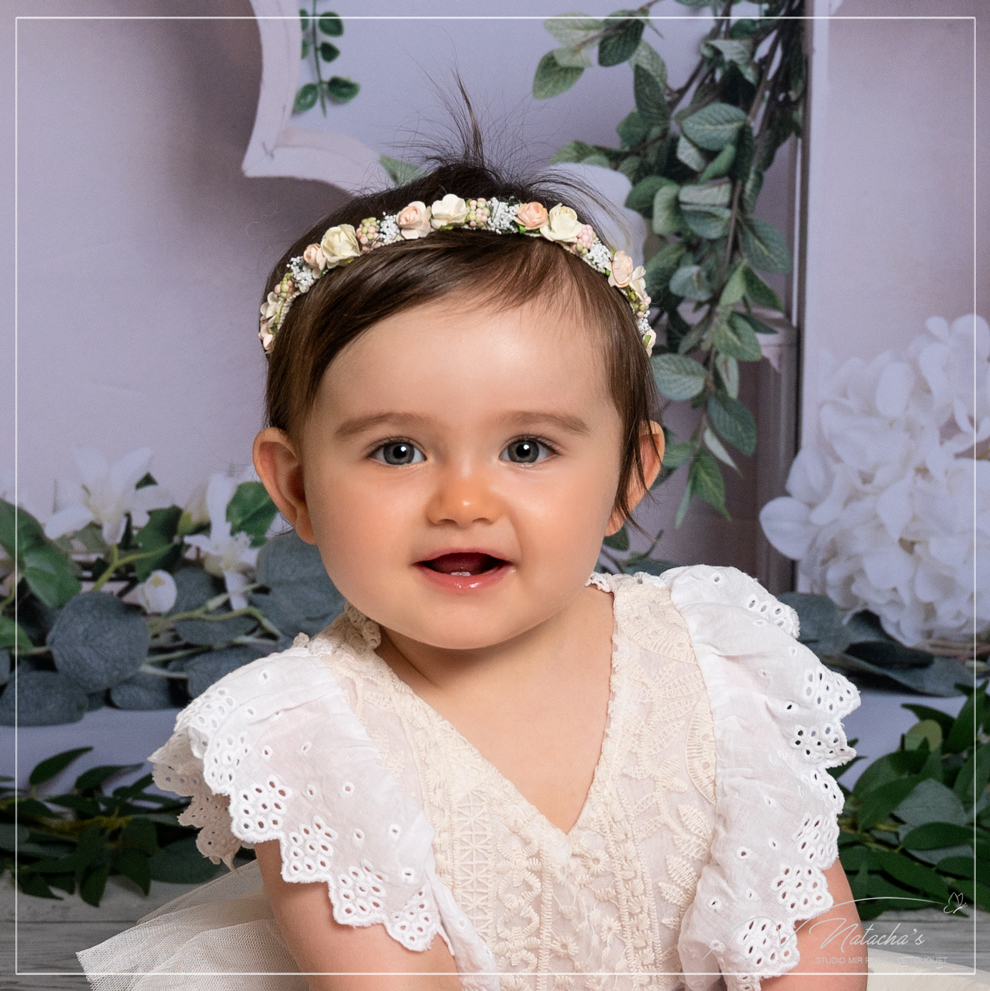 Séance photo bébé avec des fleurs en studio dans le Val de Marne