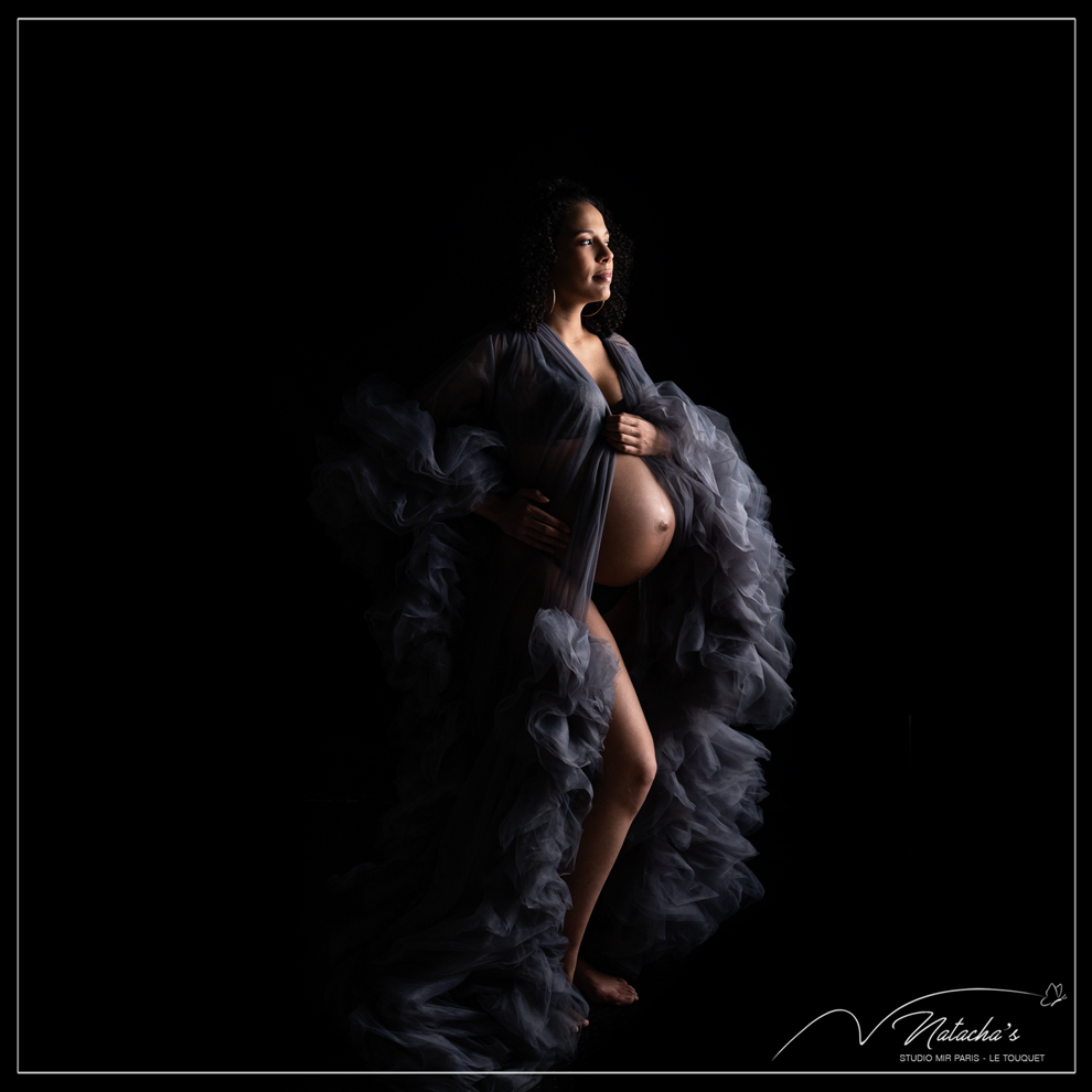 Photographe femme enceinte : shooting photo grossesse avec robe dans le Val de Marne