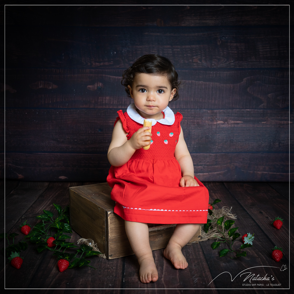 Shooting photo enfant sur un thème fraise dans le Val de Marne