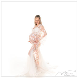 Séance photo femme enceinte en robe blanche en Ile-de-France