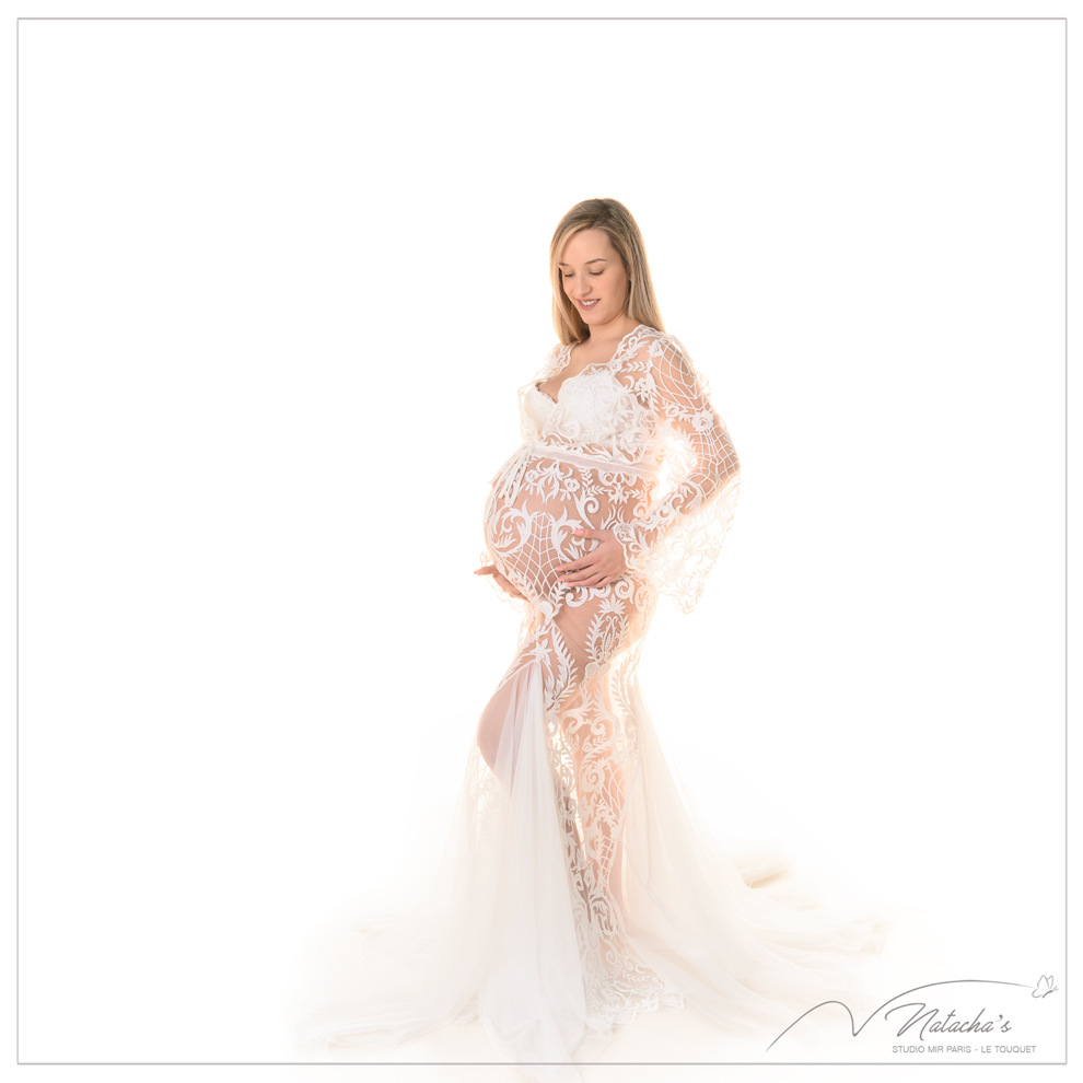 Séance photo femme enceinte en robe blanche en Ile-de-France