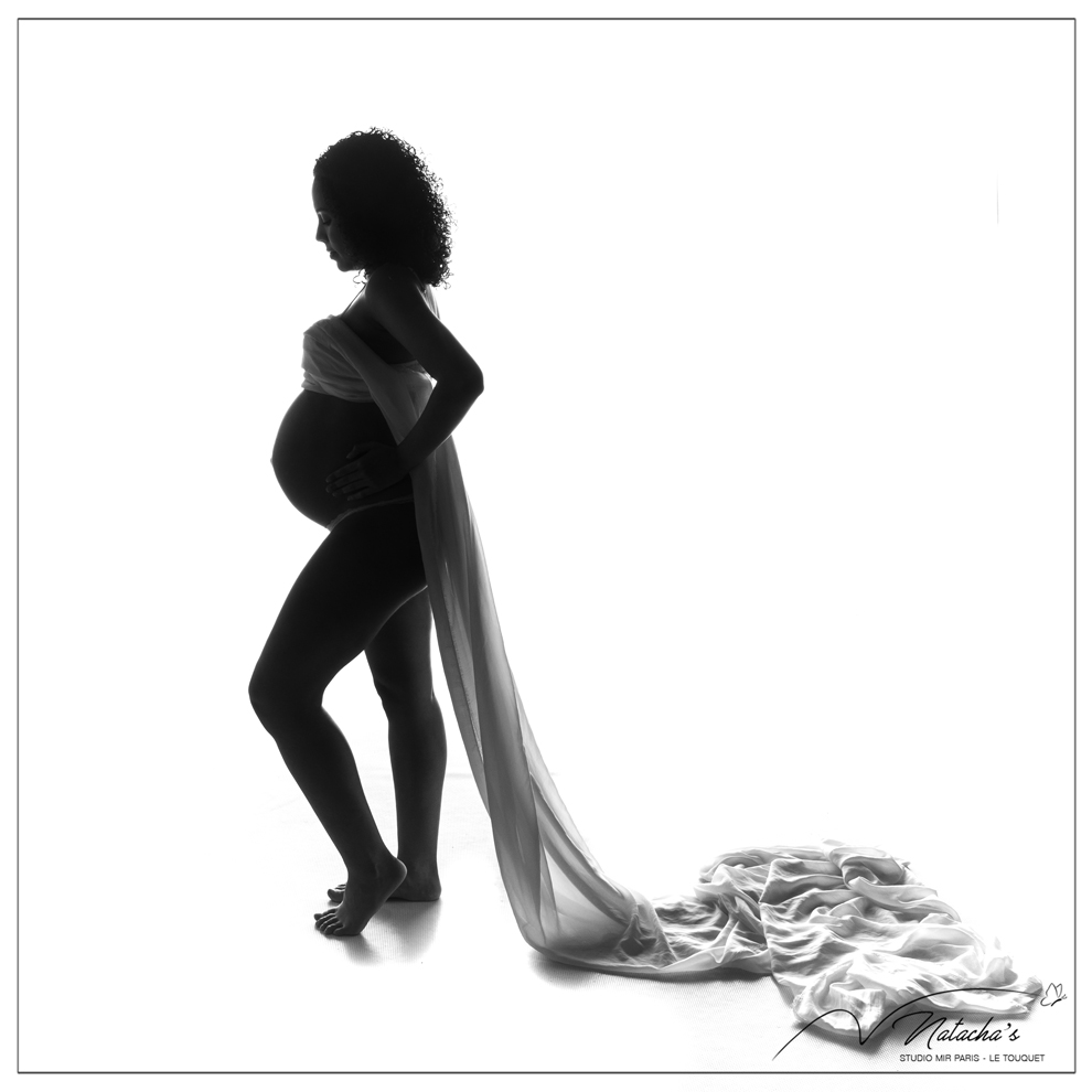 Shooting photo Future maman en contre-jour avec Voilage dans le Val de Marne