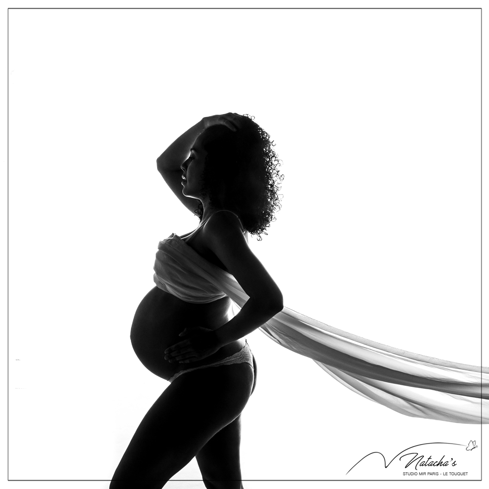 Shooting photo Future maman en contre-jour avec Voilage dans le Val de Marne