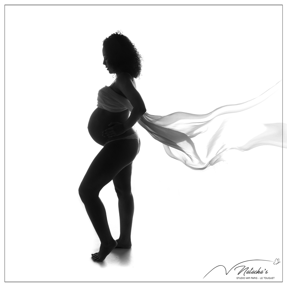 Shooting photo Future maman en contre-jour avec Voilage dans le Val de Marne