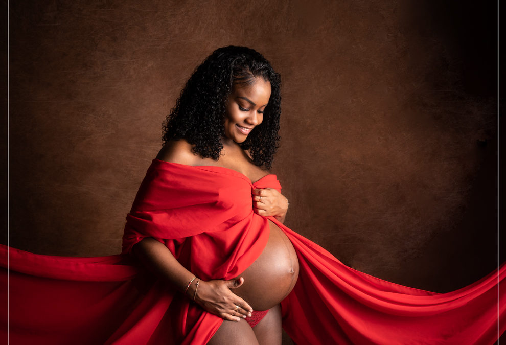 Shooting future maman avec voilage rouge dans le 94