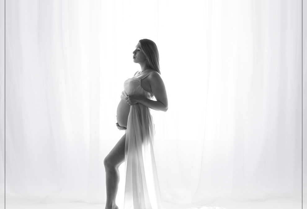 Shooting grossesse en contre-jour avec voile blanc dans le Val de Marne