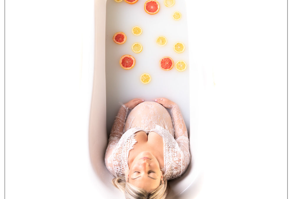 Photographe grossesse en région parisienne : bain de lait avec agrumes