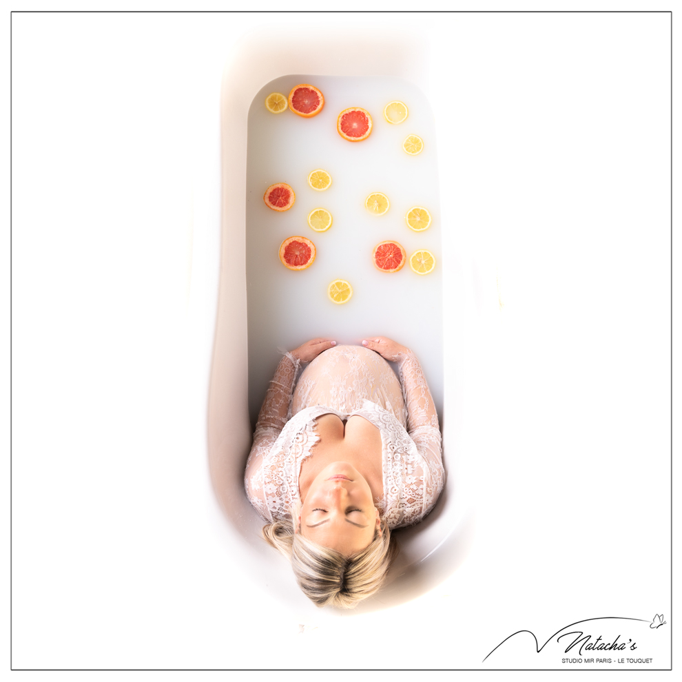Photographe grossesse en région parisienne : bain de lait avec agrumes