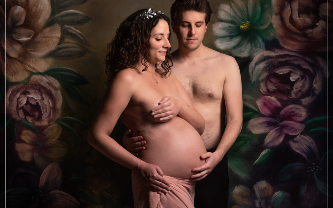 Shooting grossesse sur fond à fleurs dans le 94