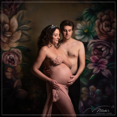 Shooting grossesse sur fond à fleurs dans le 94