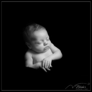 Séance photo naissance en noir & blanc dans le Val de Marne