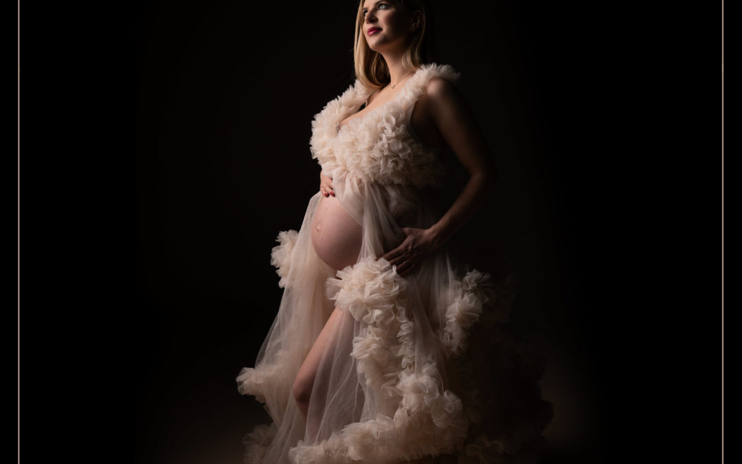 Shooting grossesse avec prêt de robes de créateurs
