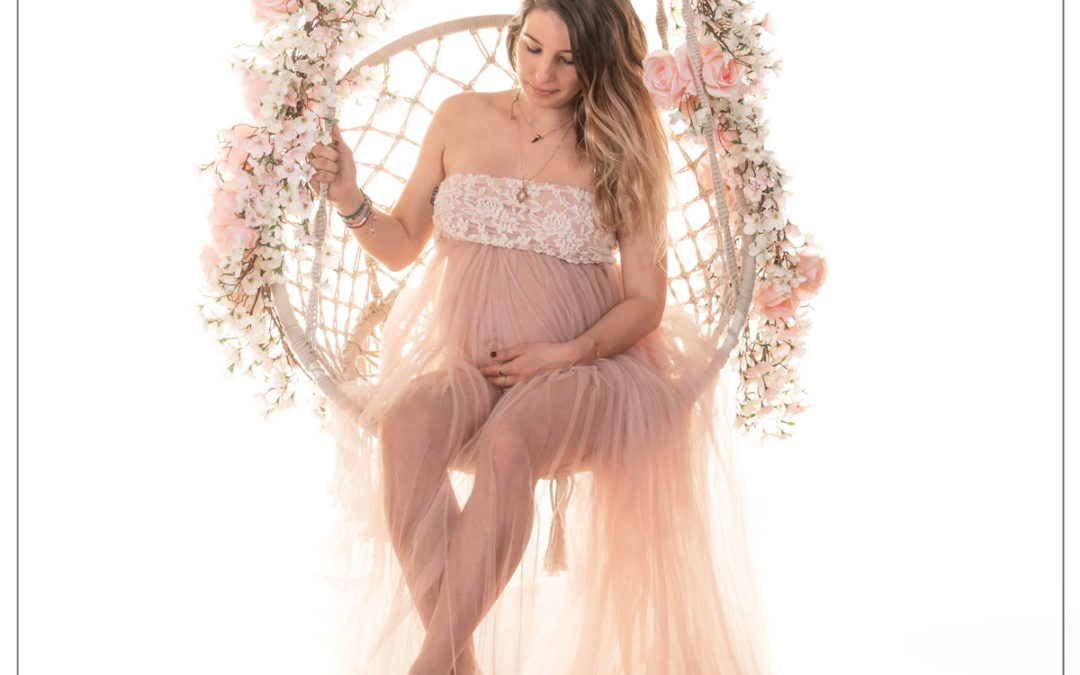 Shooting grossesse avec balançoire et fleurs dans le Val de Marne