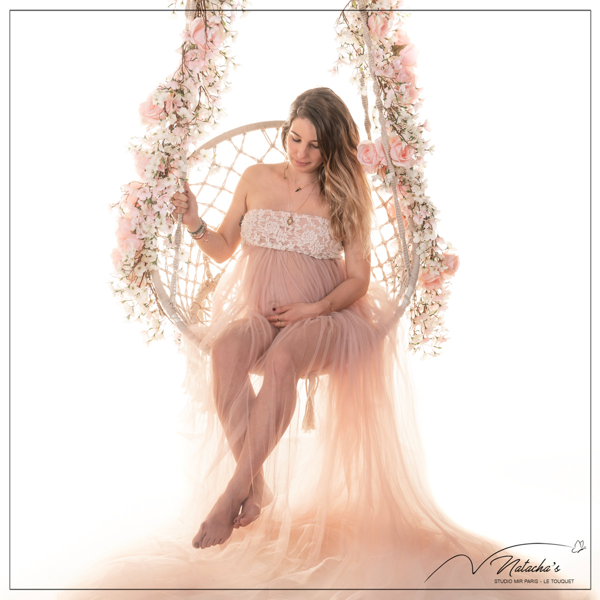 Shooting grossesse avec balançoire et fleurs dans le Val de Marne