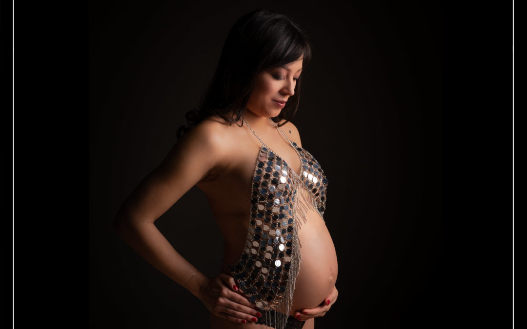 Shooting photo grossesse amour avec bijoux de corps en région parisienne