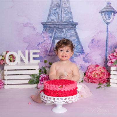 Photographe bébé : Smash the cake au thème Tour Eiffel près de Paris