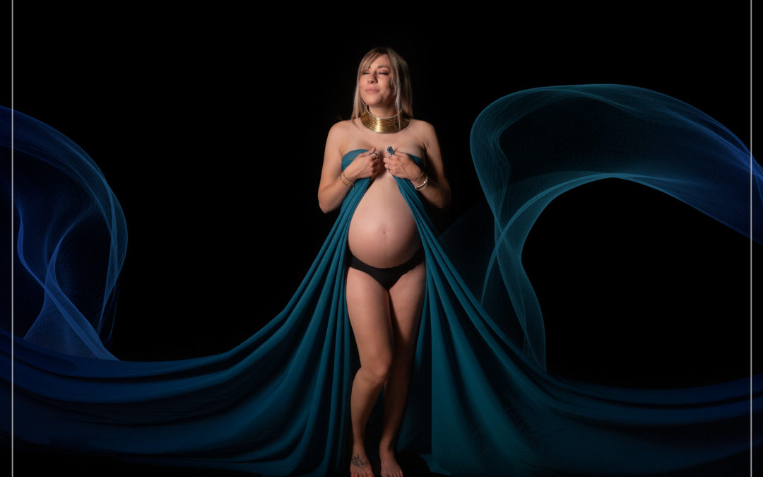 Photographe grossesse : séance photo future maman avec voilage dans le 94