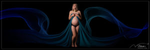 Photographe grossesse : séance photo future maman avec voilage dans le 94