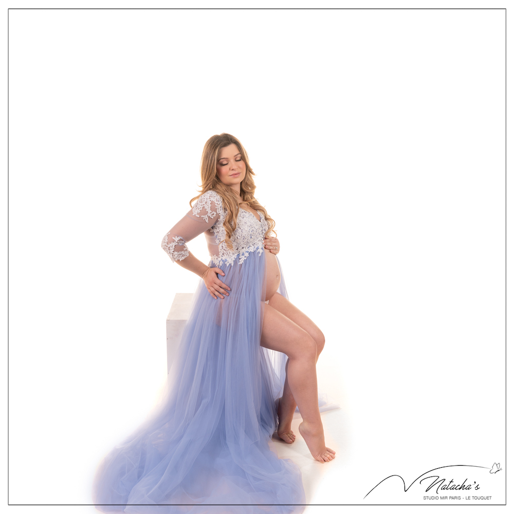 Shooting grossesse avec une robe bleue en tulle dans le Val de Marne 94